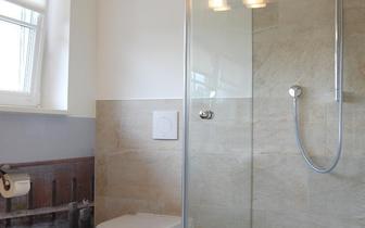 Bad im Obergeschoss mit Dusche/ WC/ Sauna