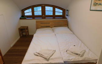 2. Schlafzimmer mit Doppelbett im 1. OG