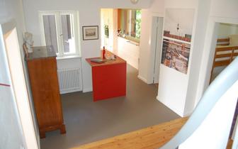 Blick von der Treppe in Eingangs- und Küchenbereich